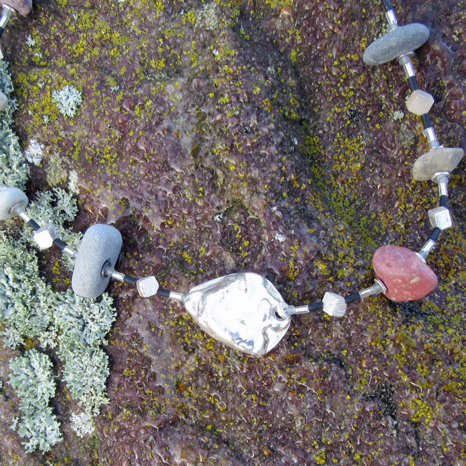 Einzelstück: Kette aus unpolierten Kieseln und Silber