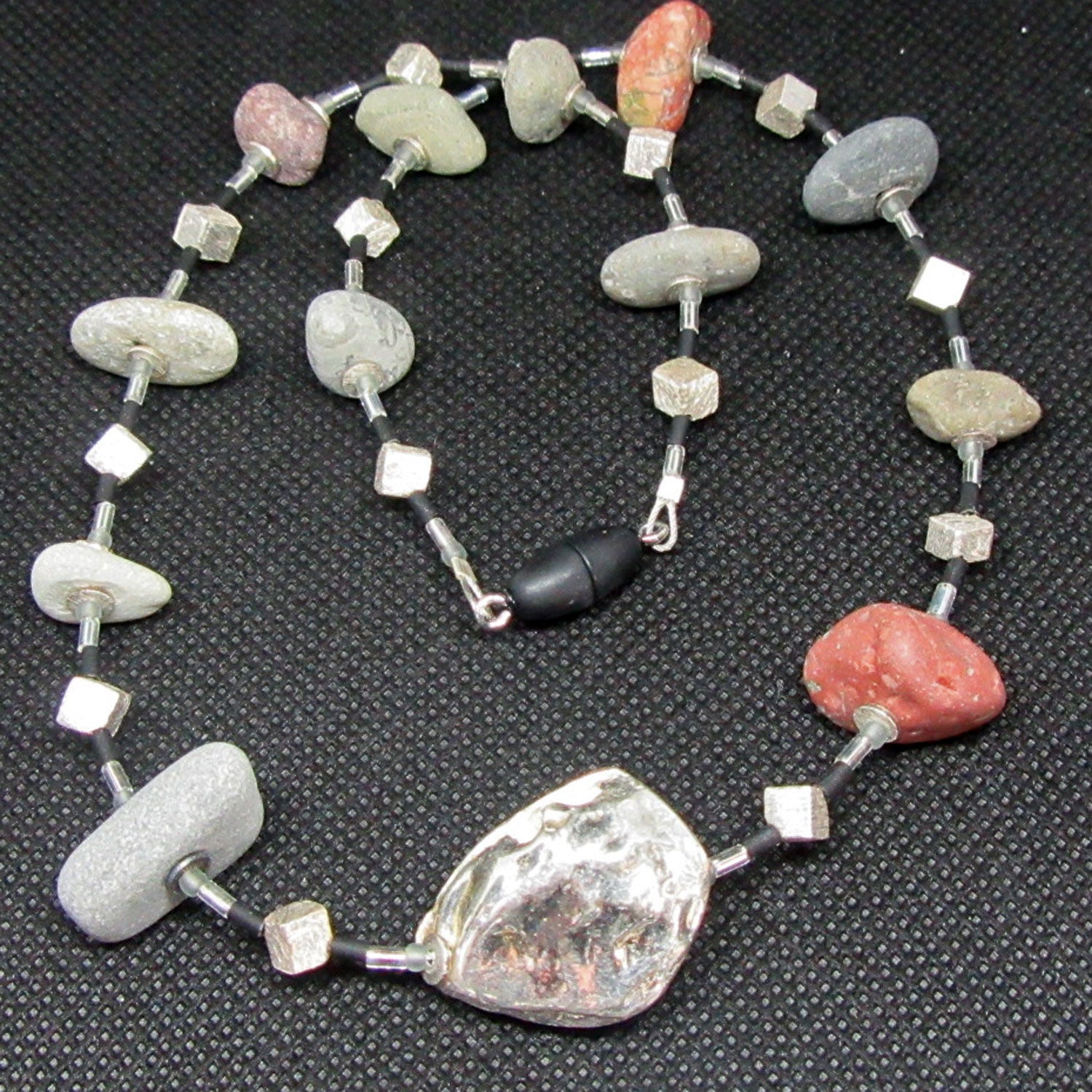 Einzelstück: Kette aus unpolierten Kieseln und Silber