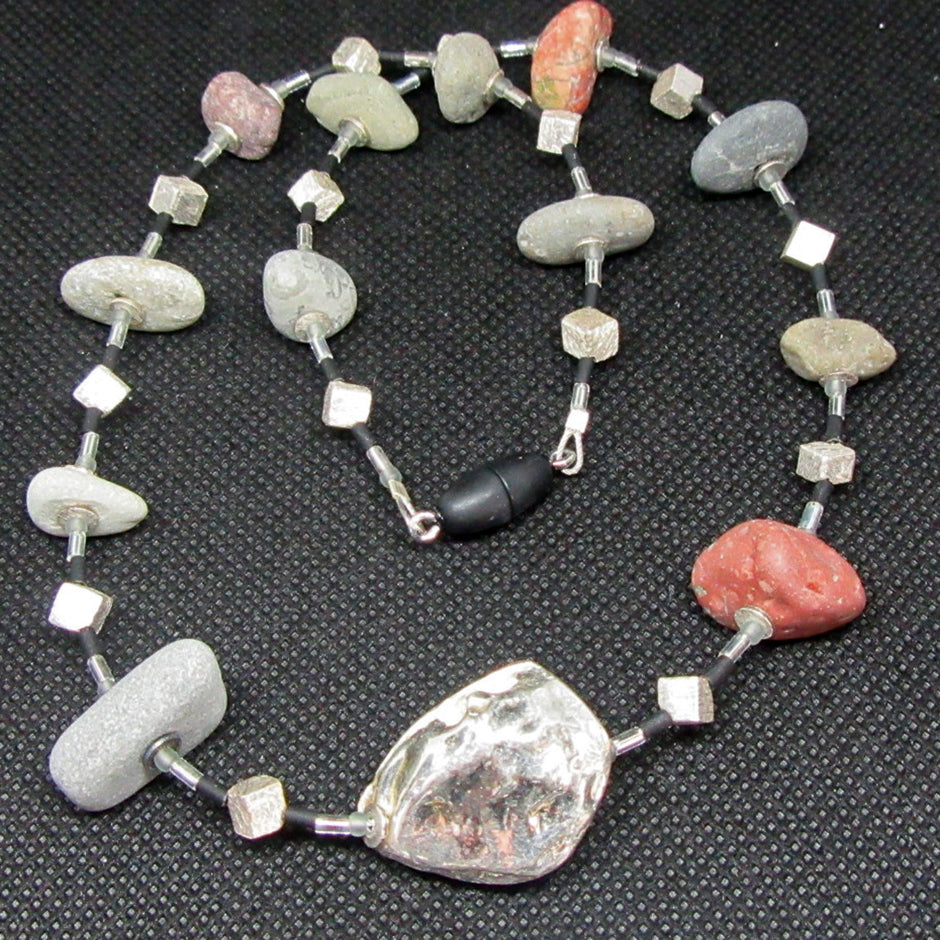 Einzelstück: Kette aus unpolierten Kieseln und Silber