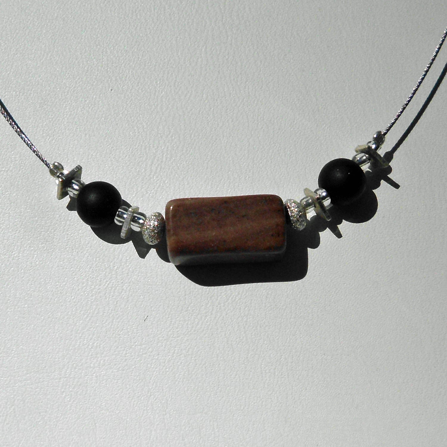 Elegantes Drahtcollier mit poliertem Sandstein und Silber