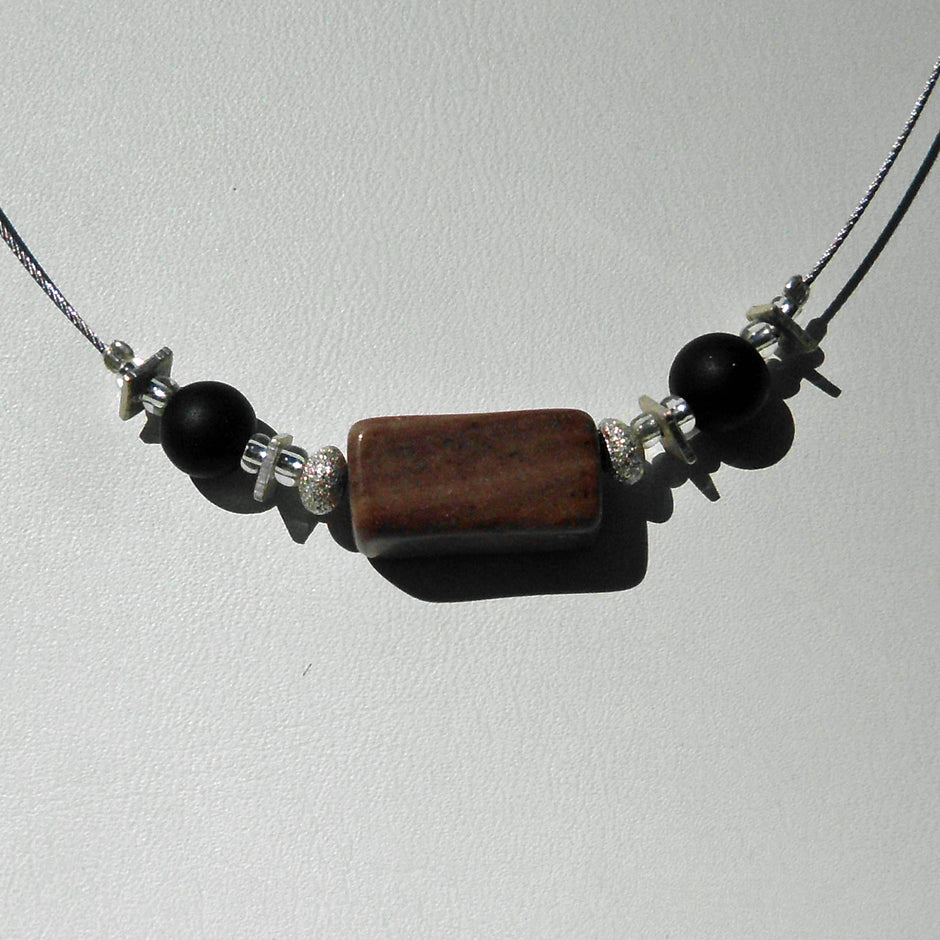 Elegantes Drahtcollier mit poliertem Sandstein und Silber