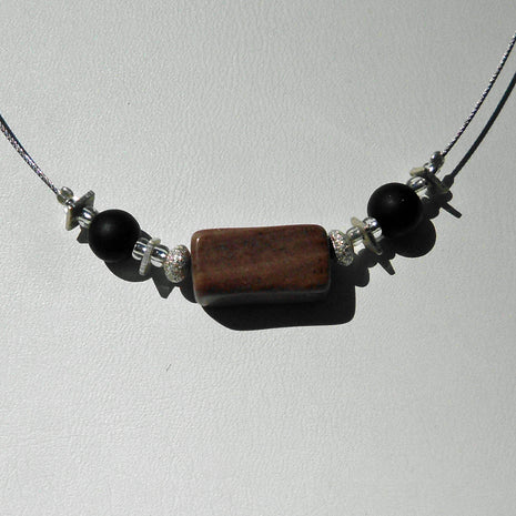 Elegantes Drahtcollier mit poliertem Sandstein und Silber