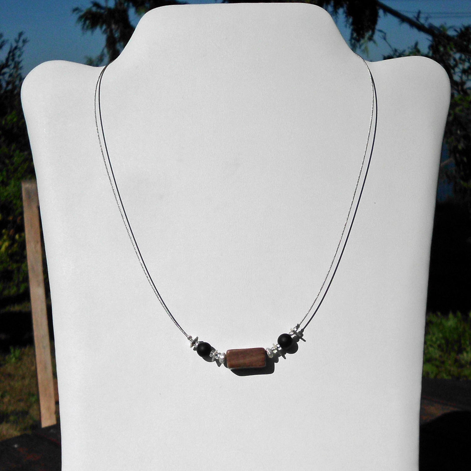 Elegantes Drahtcollier mit poliertem Sandstein und Silber