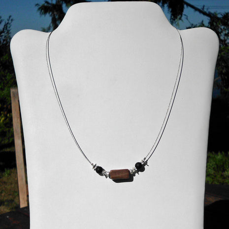 Elegantes Drahtcollier mit poliertem Sandstein und Silber