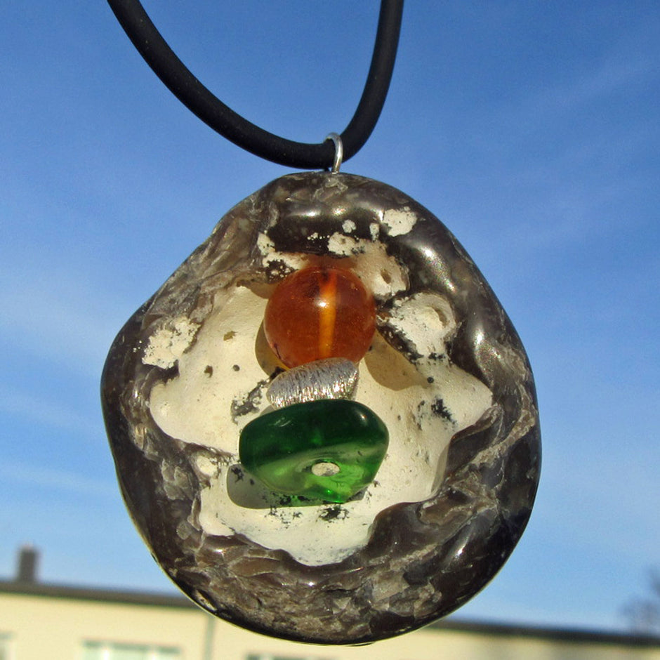 Halber Schwamm mit Bernsteinperle, Seeglas und Silber