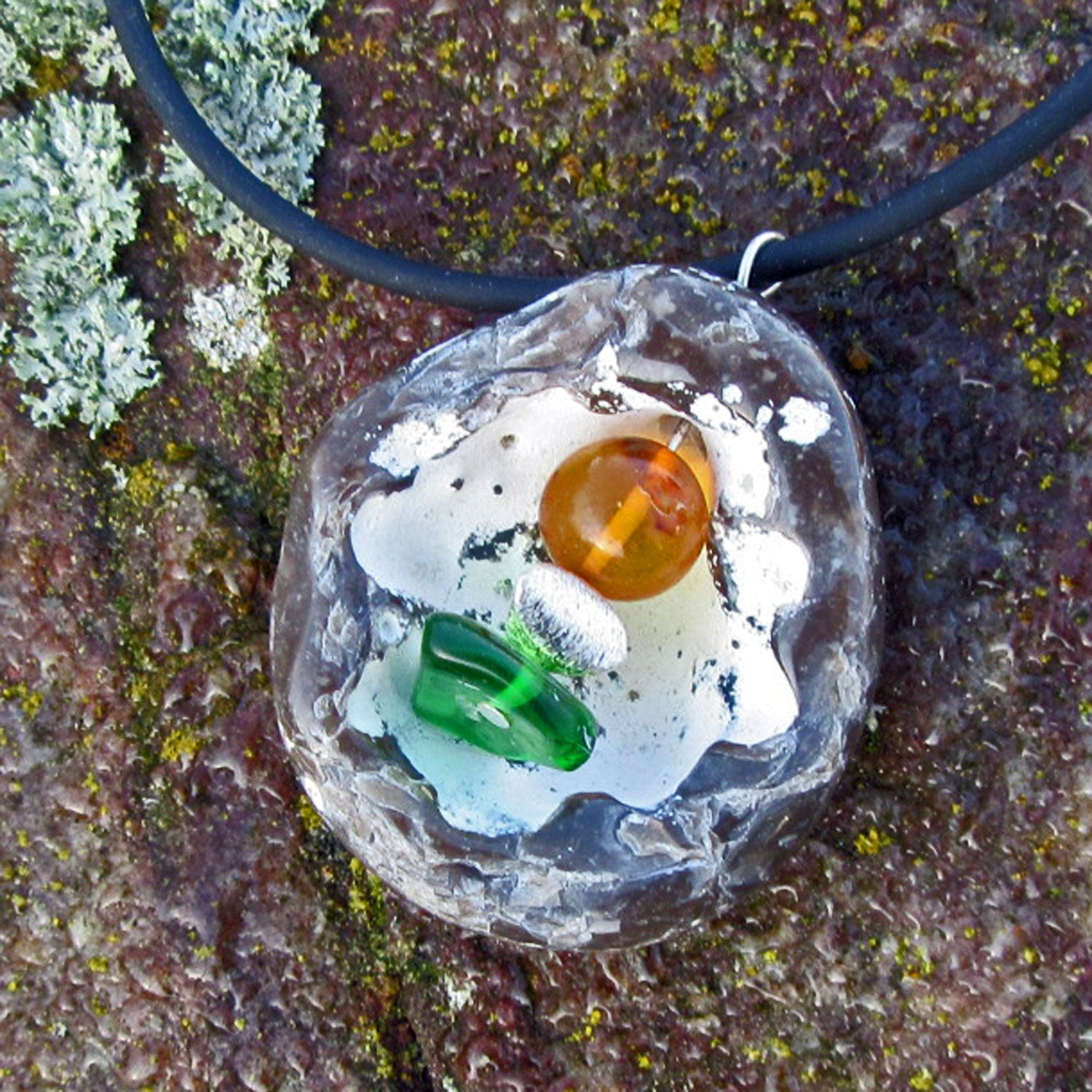 Halber Schwamm mit Bernsteinperle, Seeglas und Silber