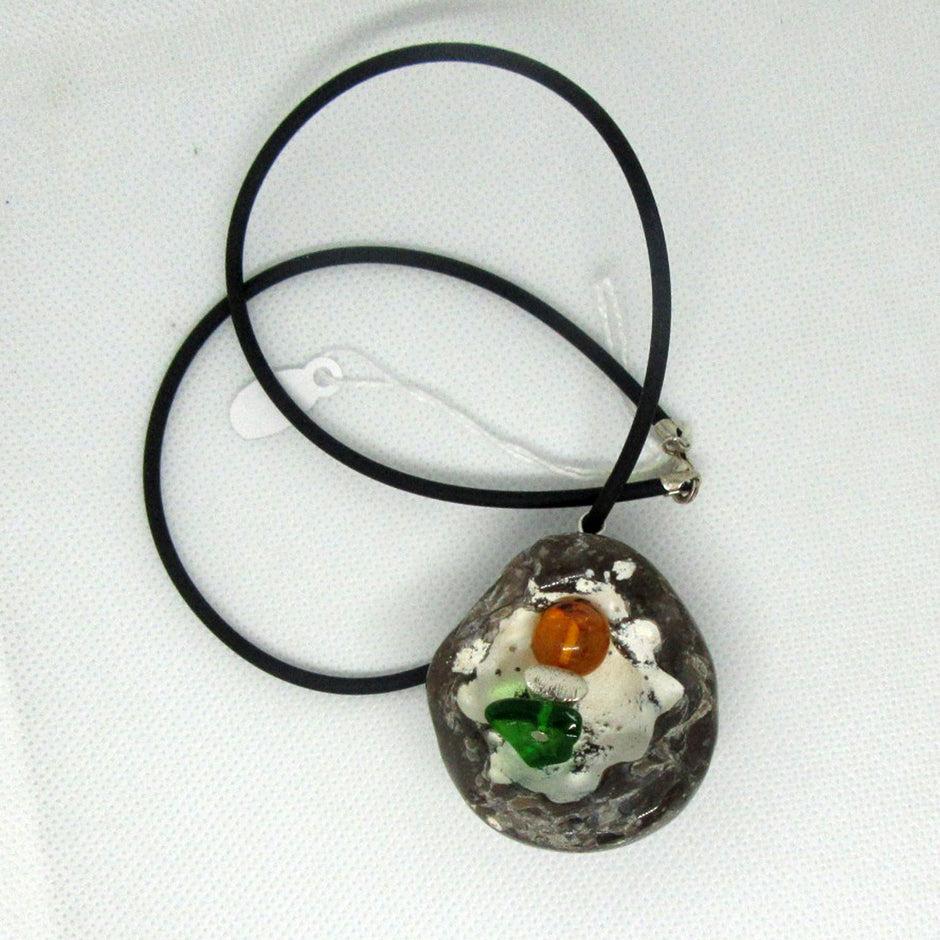 Halber Schwamm mit Bernsteinperle, Seeglas und Silber