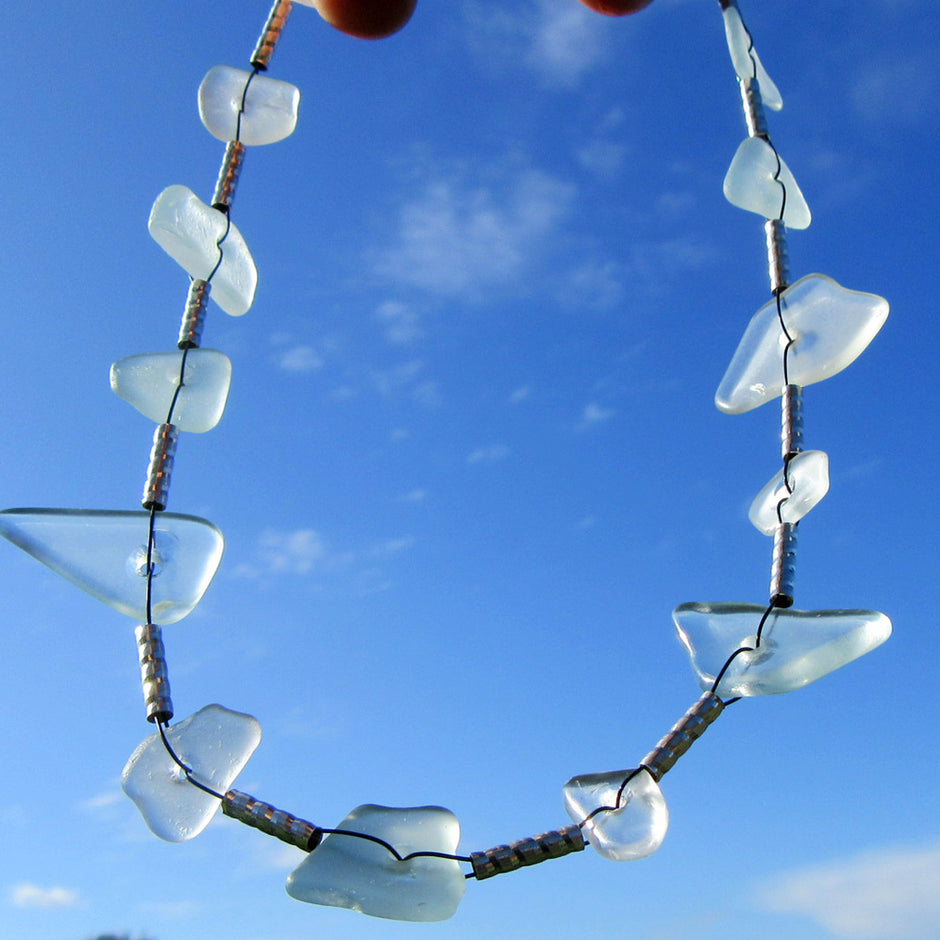 Edles Seeglascollier mit länglichen Perlen aus Silber