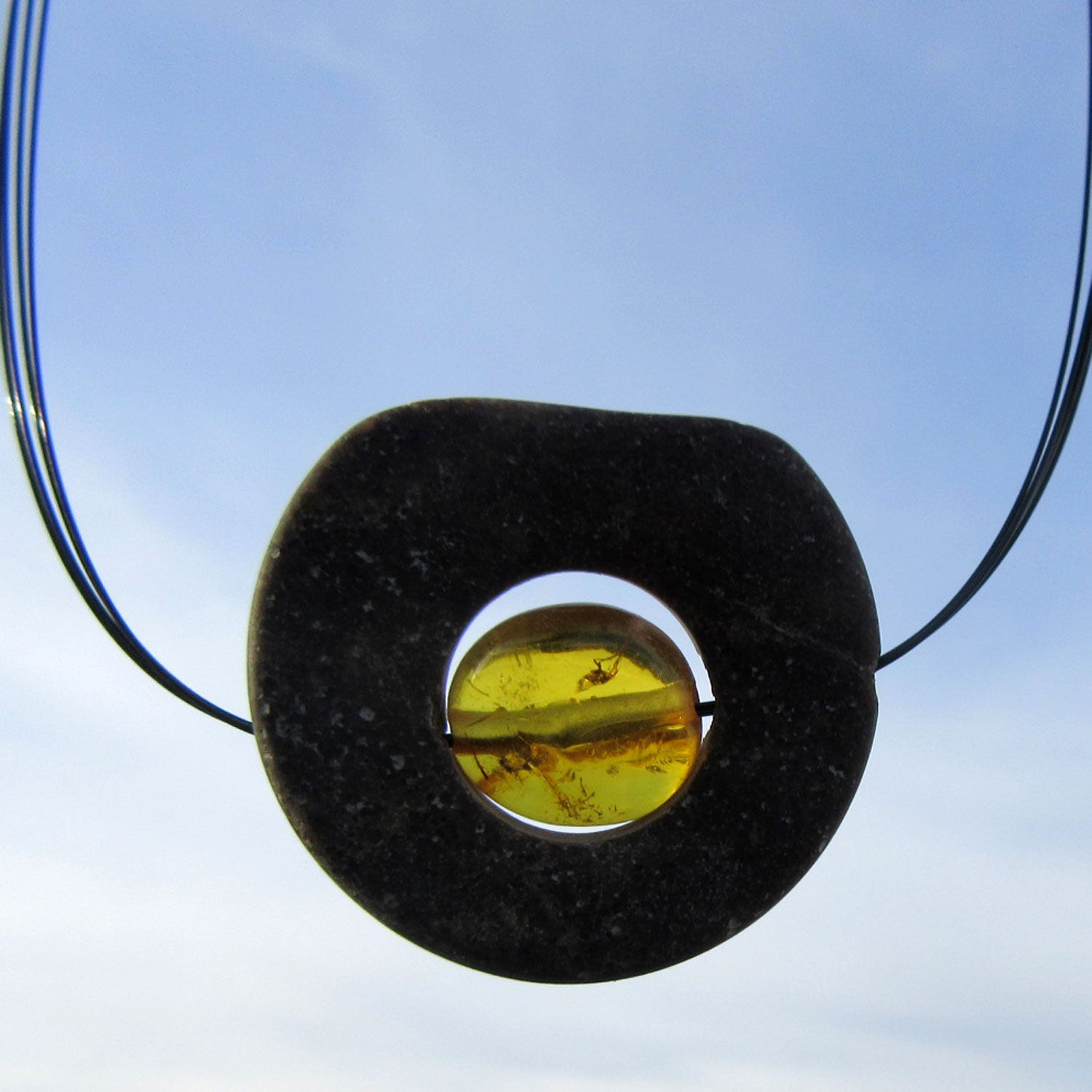 Collier mit ovaler Bernsteinperle und Steinscheibe