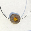 Collier mit ovaler Bernsteinperle und Steinscheibe