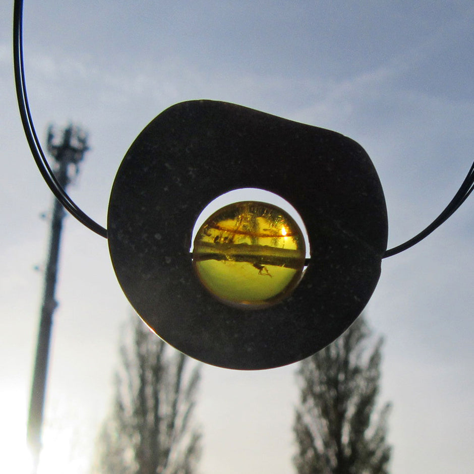 Collier mit ovaler Bernsteinperle und Steinscheibe