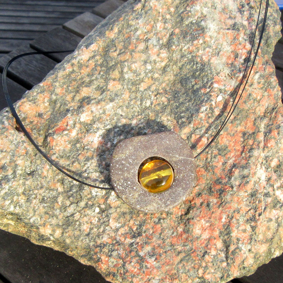 Collier mit ovaler Bernsteinperle und Steinscheibe