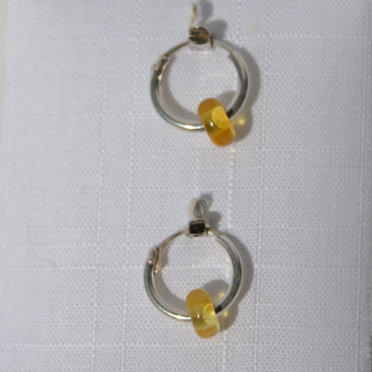 Kleine Creole aus 925 Silber und Bernstein, Unikat