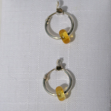 Kleine Creole aus 925 Silber und Bernstein, Unikat