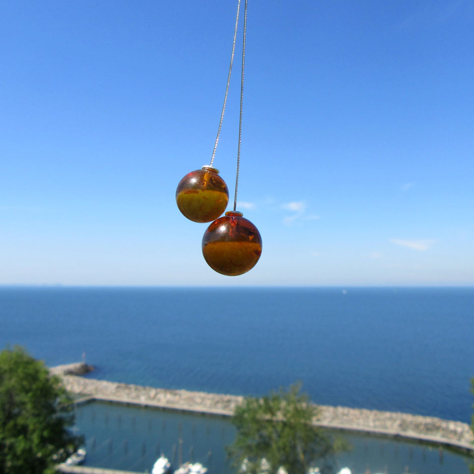 Raffiniertes Drahtcollier mit zwei Bernsteinperlen