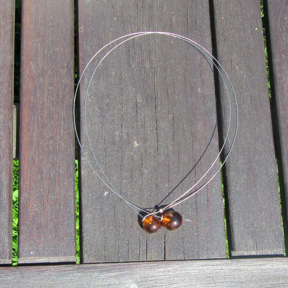 Raffiniertes Drahtcollier mit zwei Bernsteinperlen