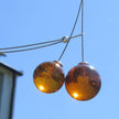 Raffiniertes Drahtcollier mit zwei Bernsteinperlen