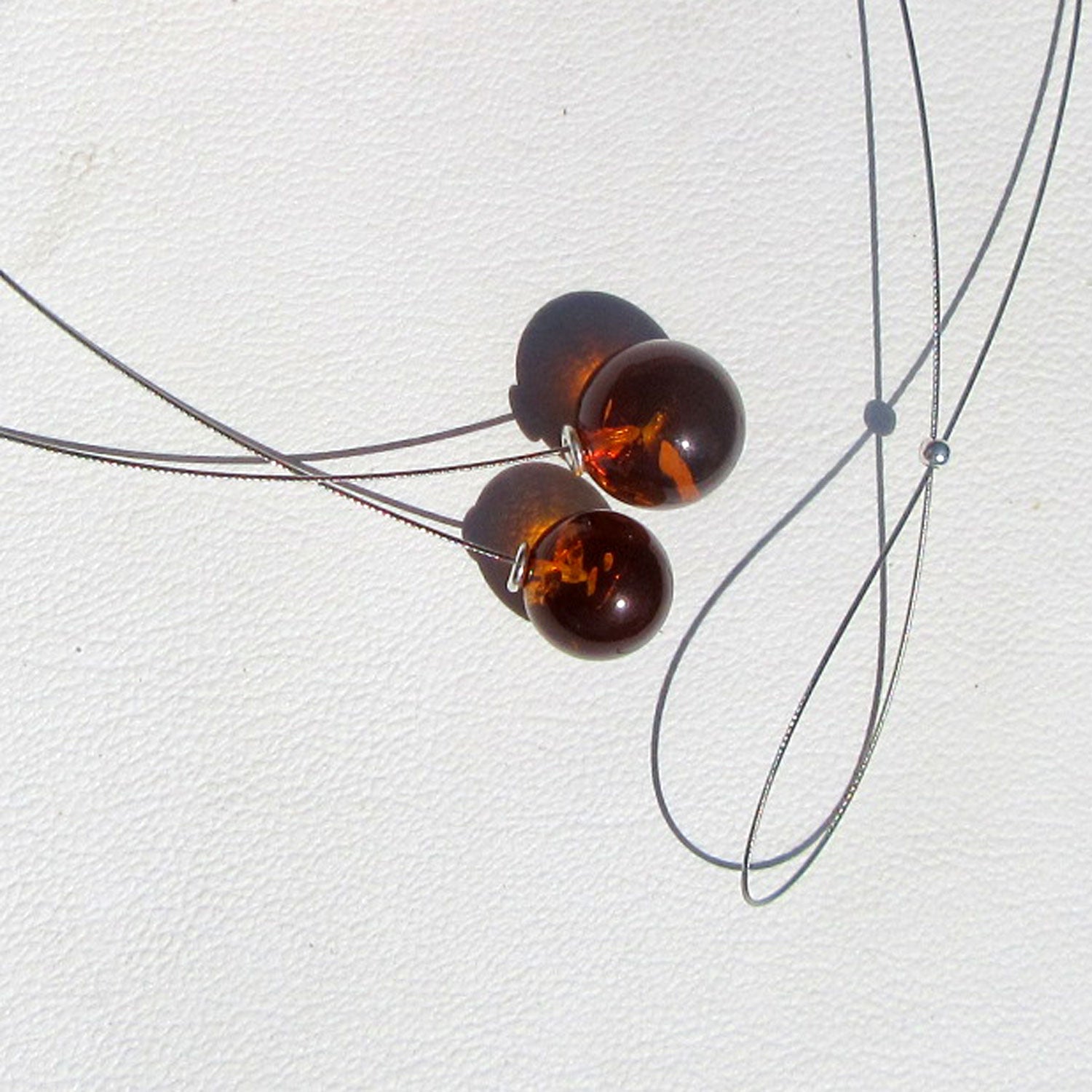 Raffiniertes Drahtcollier mit zwei Bernsteinperlen