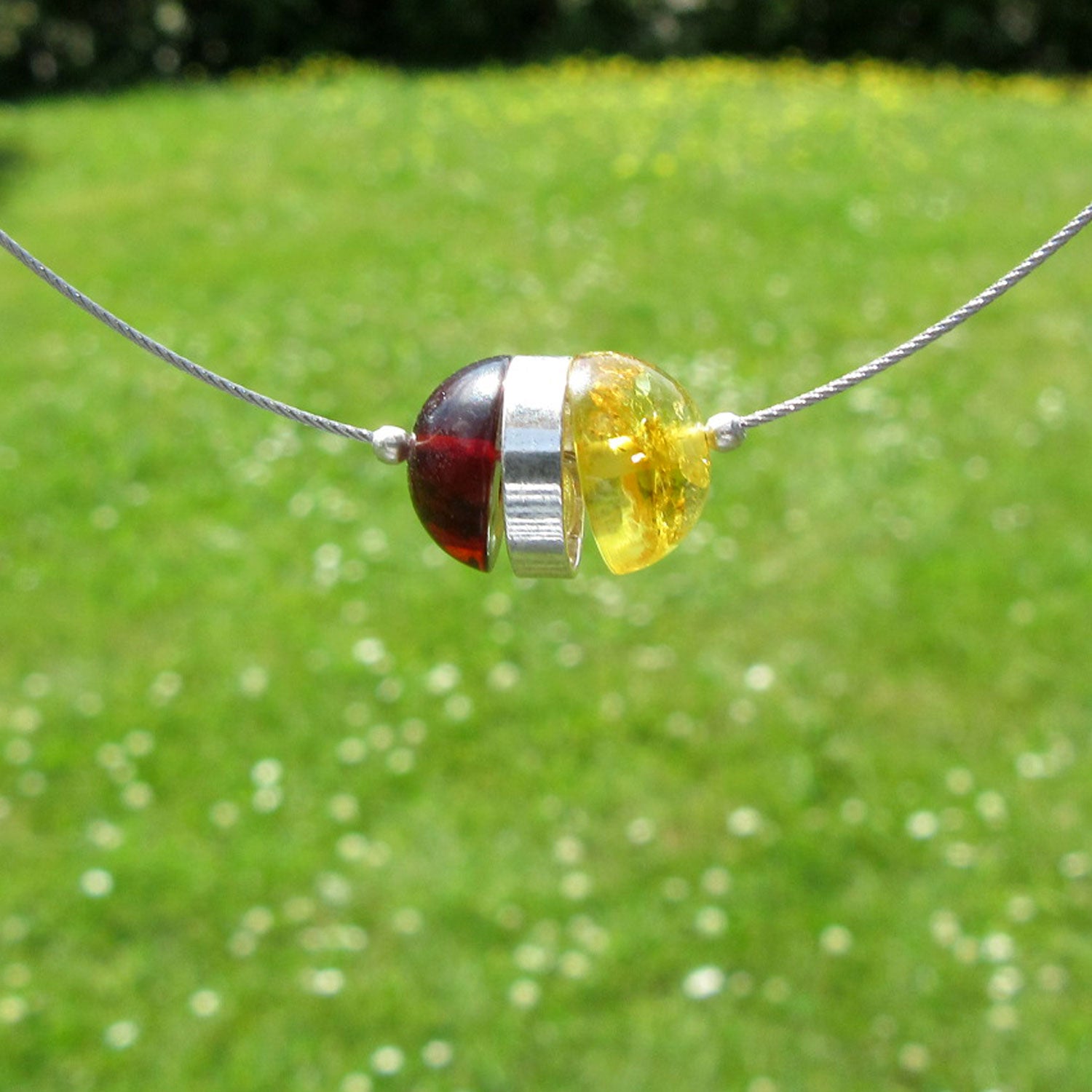 Elegantes Drahtcollier mit Bernstein und Silber