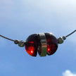Drahtcollier mit kirschroten Bernsteinhalbkugeln und Silber
