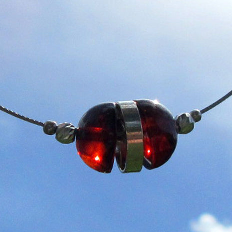 Drahtcollier mit kirschroten Bernsteinhalbkugeln und Silber