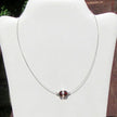 Drahtcollier mit kirschroten Bernsteinhalbkugeln und Silber