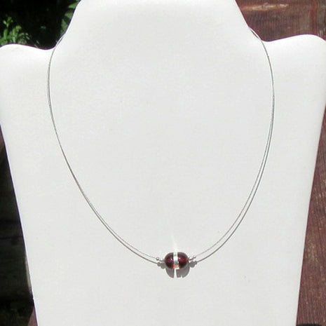 Drahtcollier mit kirschroten Bernsteinhalbkugeln und Silber
