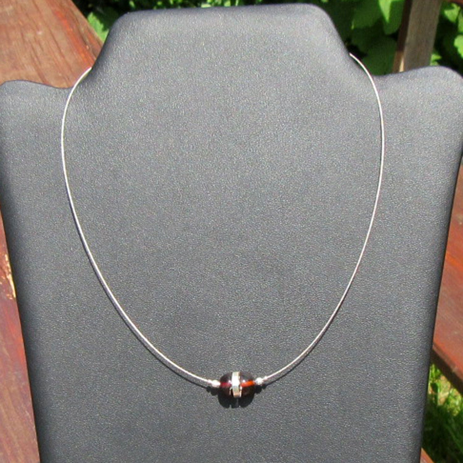 Drahtcollier mit kirschroten Bernsteinhalbkugeln und Silber