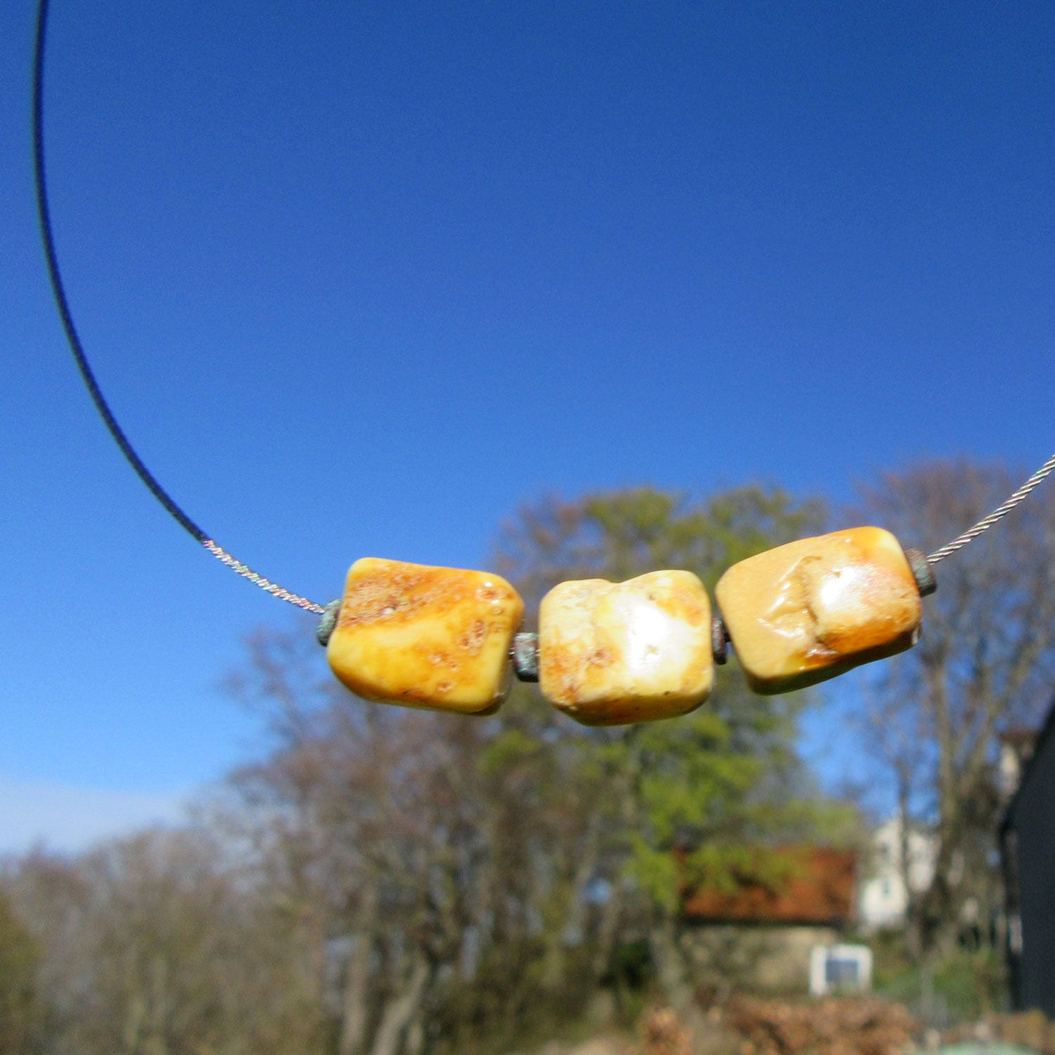 Drahtcollier mit 3 polierten Bernsteinstücken, Unikat