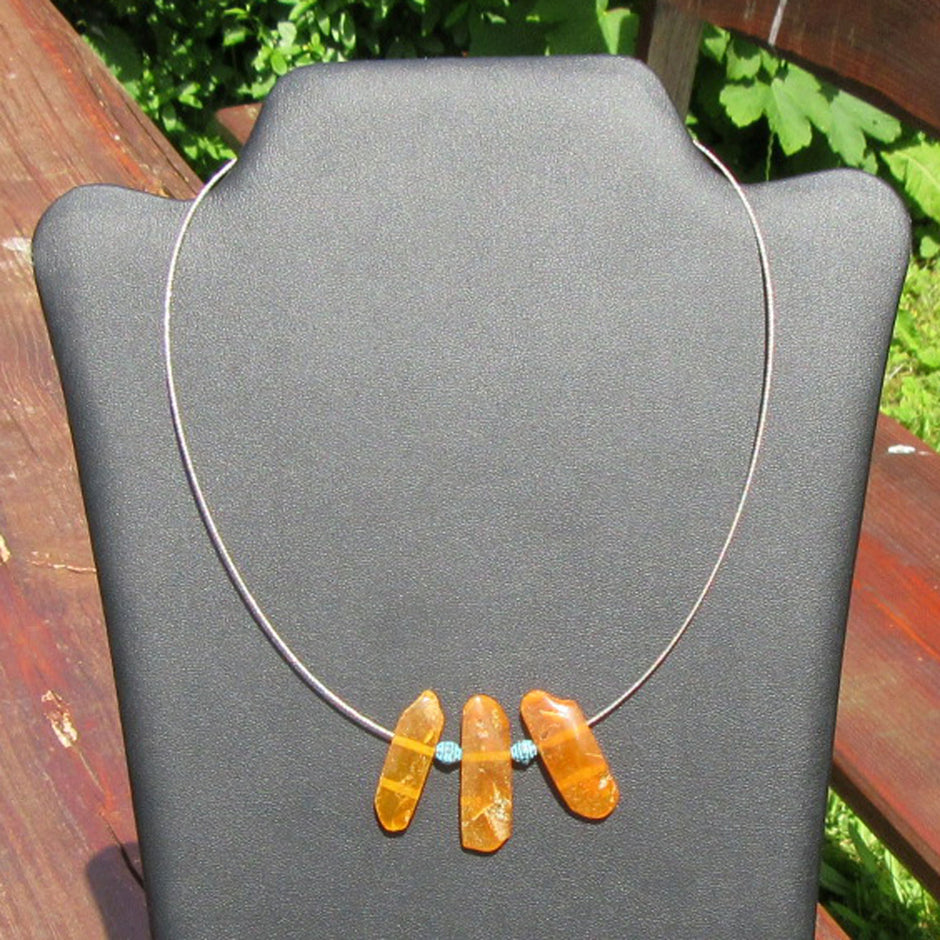 Drahtcollier mit polierten Bernsteinen und Kupferperlen