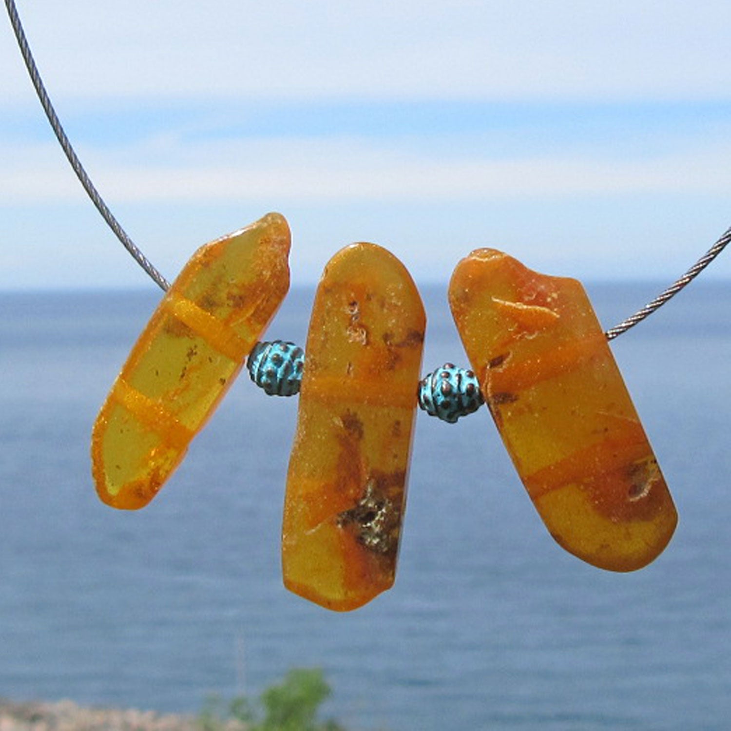 Drahtcollier mit polierten Bernsteinen und Kupferperlen