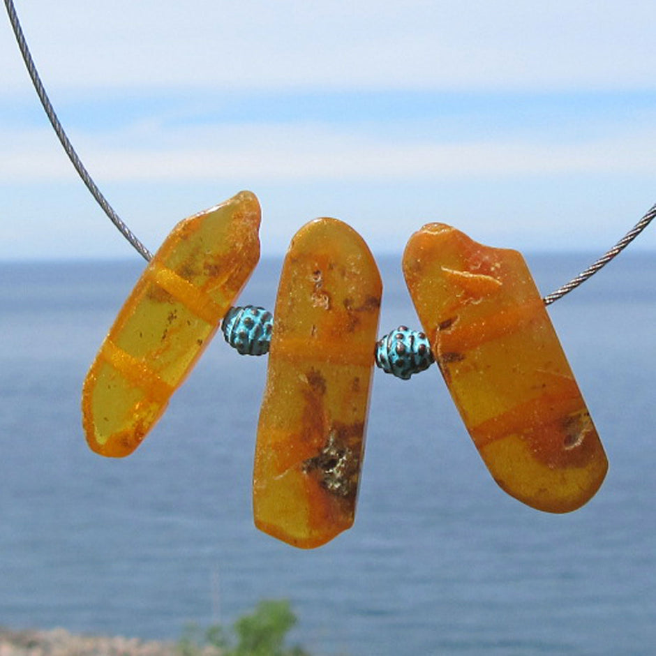 Drahtcollier mit polierten Bernsteinen und Kupferperlen