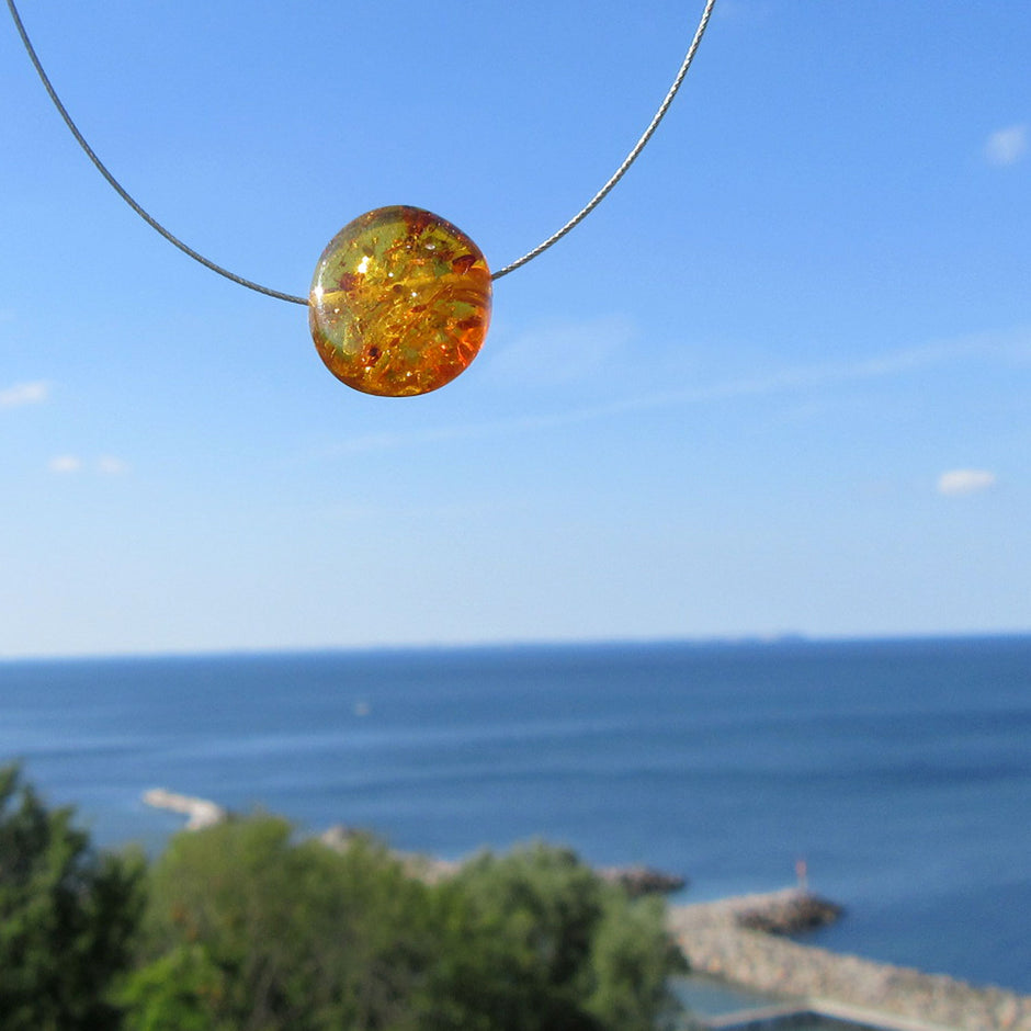 Bernstein-Drahtcollier mit Einschlüssen, Unikat von Rügen