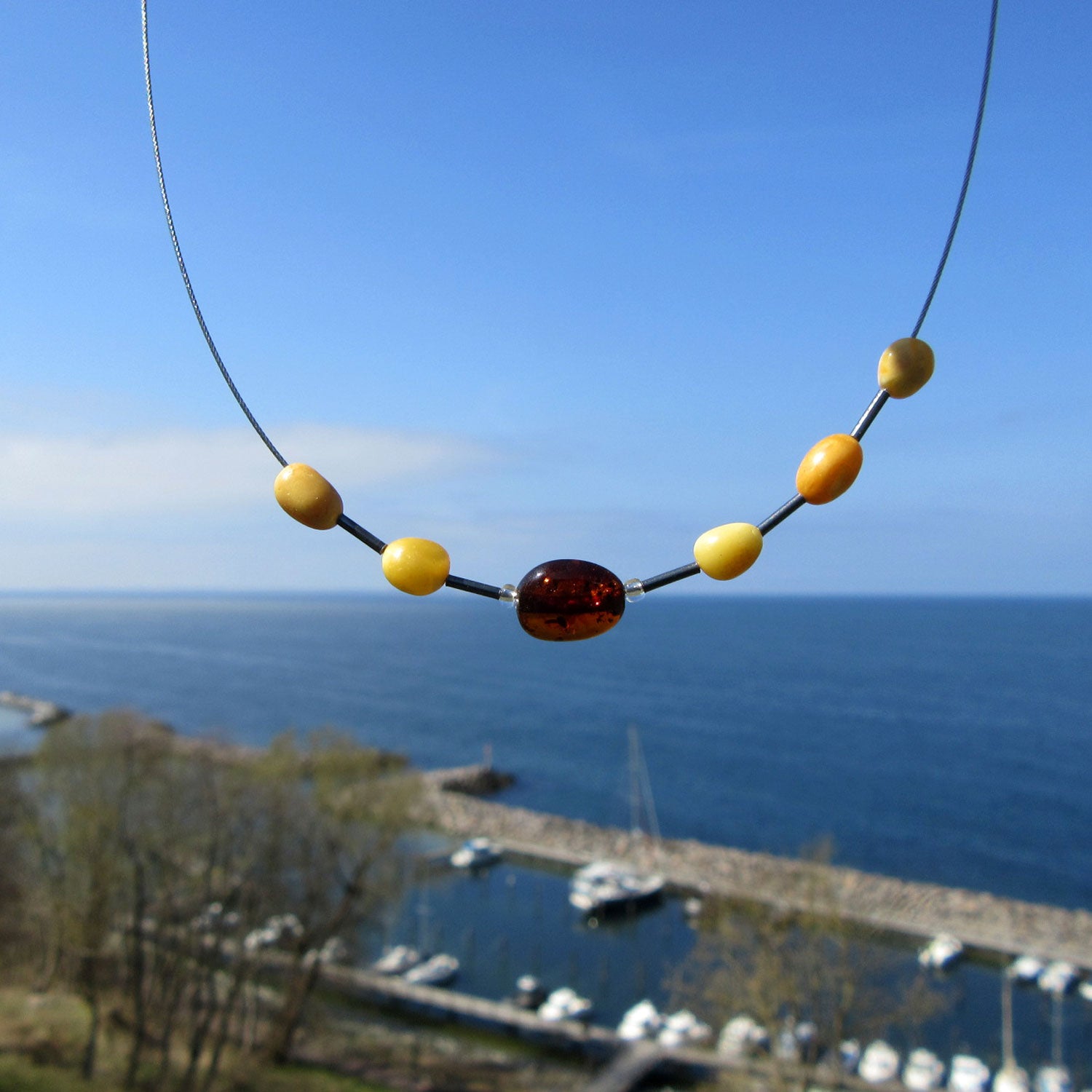 Elegantes Drahtcollier mit Bernstein und Silberröhrchen