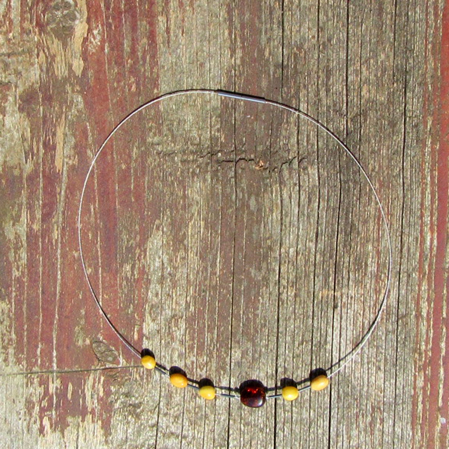 Elegantes Drahtcollier mit Bernstein und Silberröhrchen