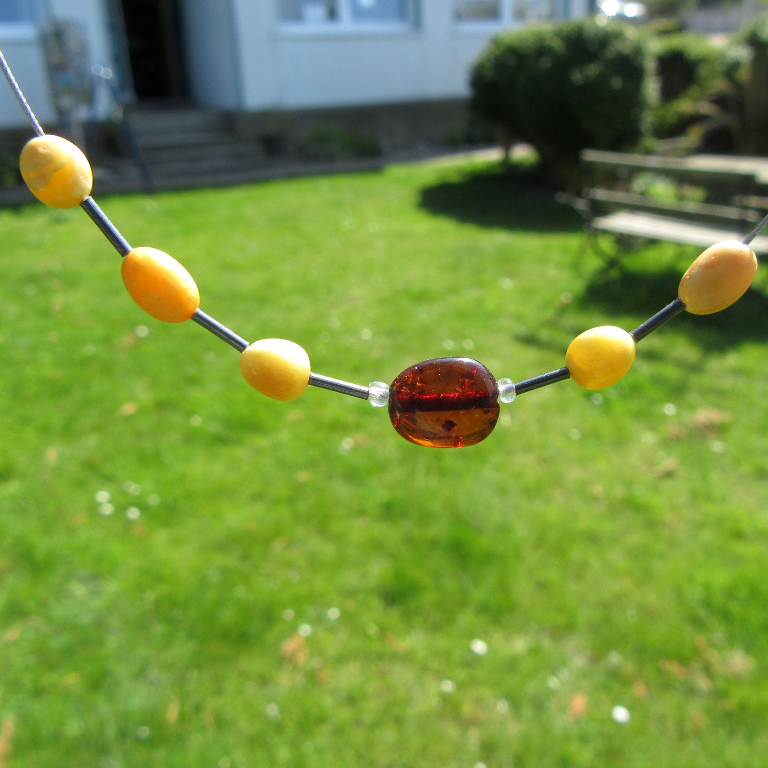Elegantes Drahtcollier mit Bernstein und Silberröhrchen