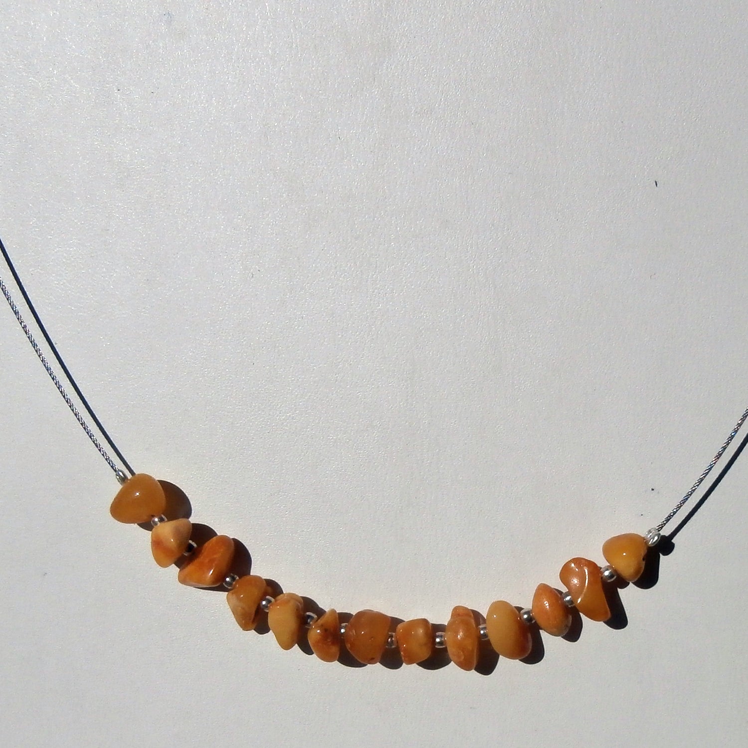 Drahtcollier aus Bernstein und Silberperlen, 44 cm