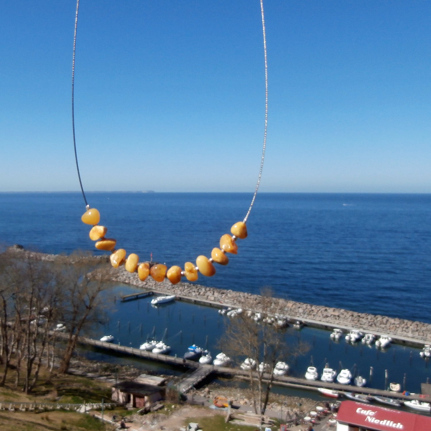Drahtcollier aus Bernstein und Silberperlen, 44 cm