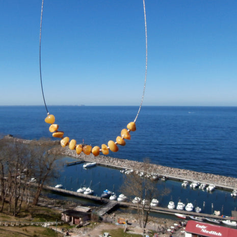 Drahtcollier aus Bernstein und Silberperlen, 44 cm