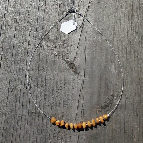 Drahtcollier aus Bernstein und Silberperlen, 44 cm