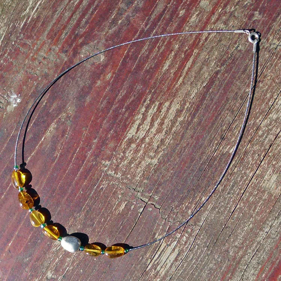 Feines Collier aus Bernstein und Silberolive, Unikat