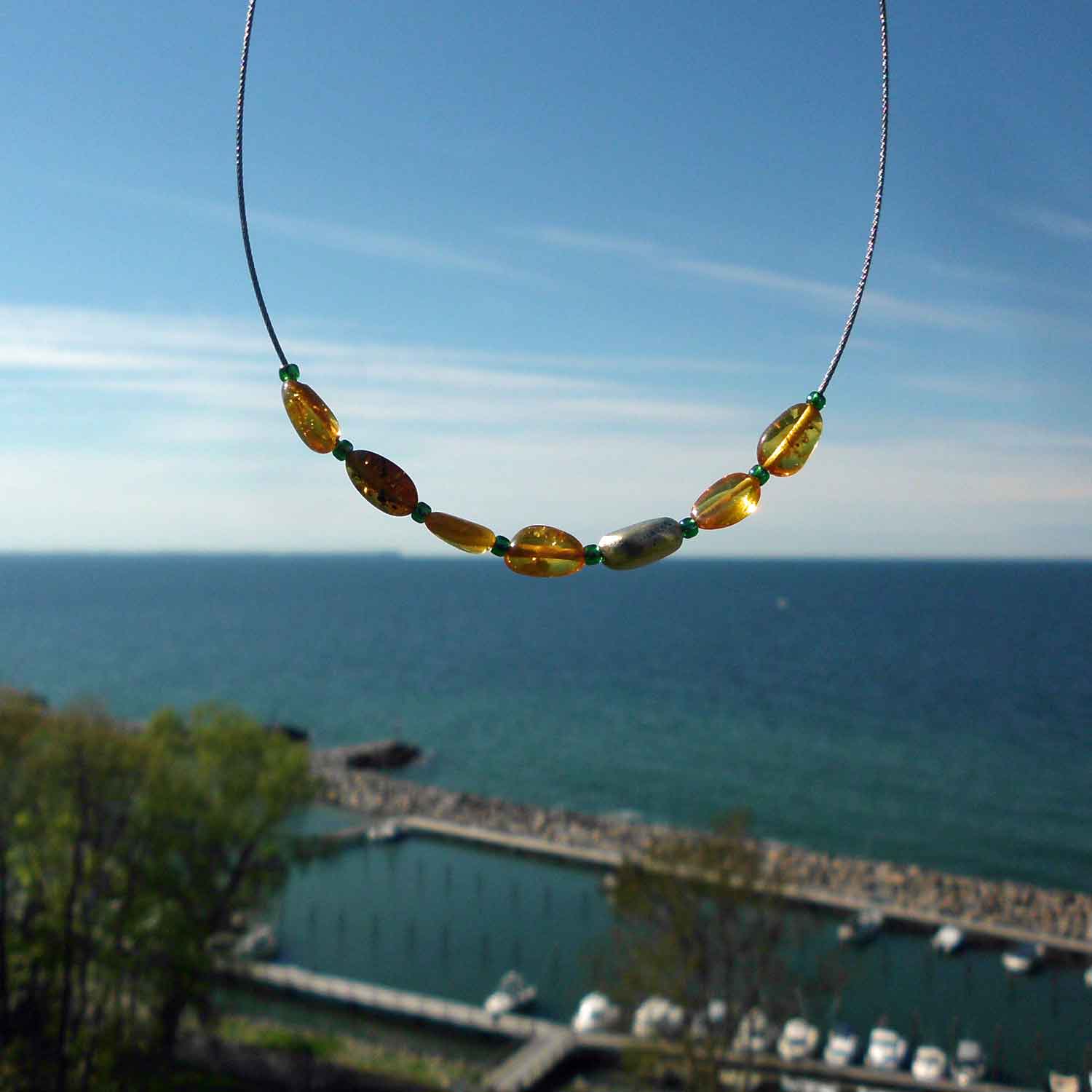 Feines Collier aus Bernstein und Silberolive, Unikat