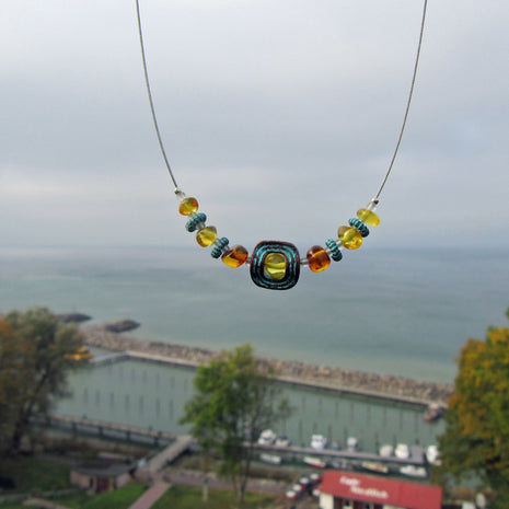 Drahtcollier mit Bernstein und Kupferperlen, Einzelstück