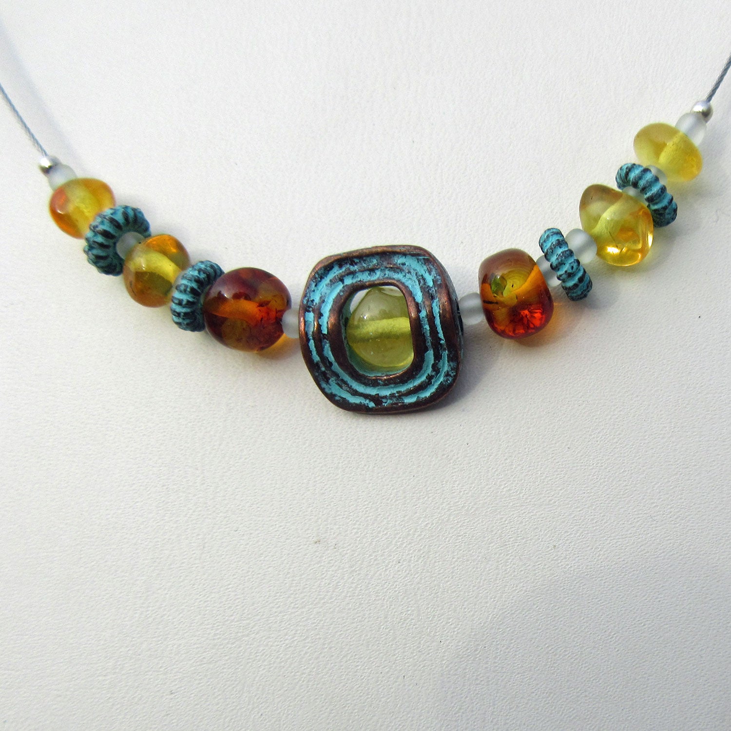 Drahtcollier mit Bernstein und Kupferperlen, Einzelstück