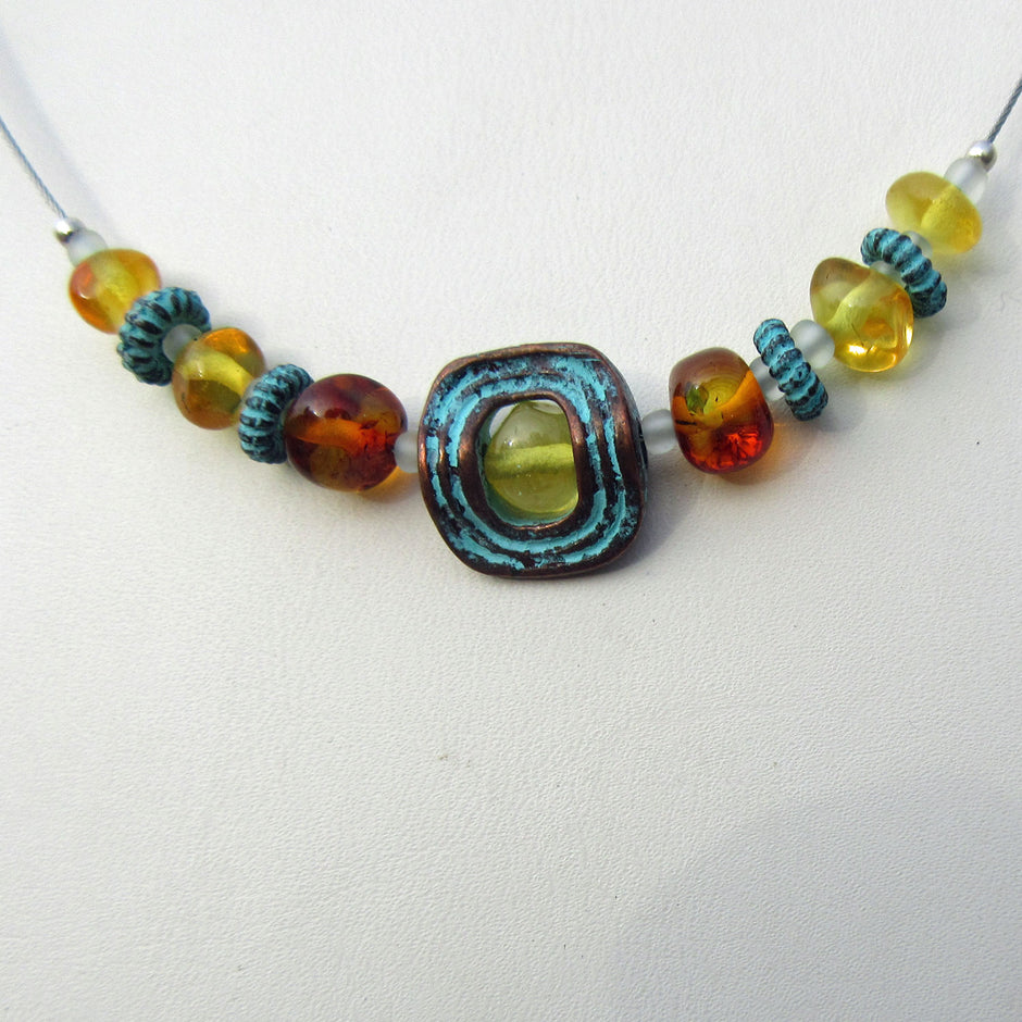 Drahtcollier mit Bernstein und Kupferperlen, Einzelstück