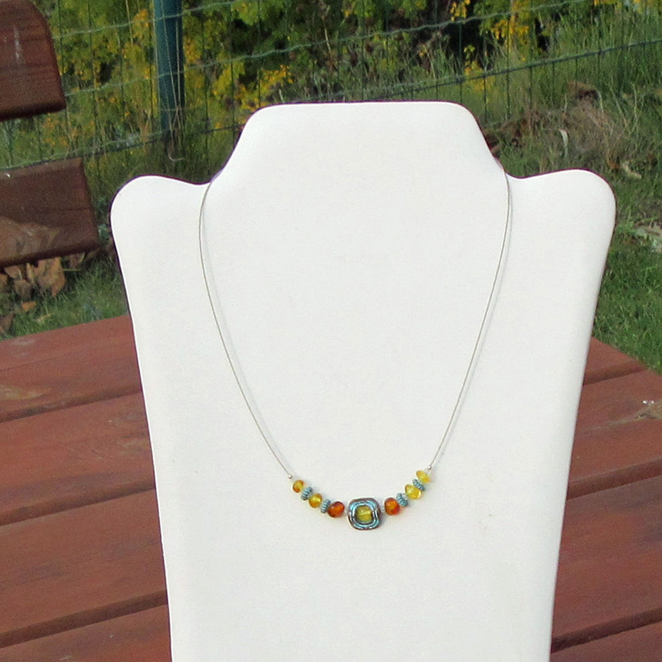 Drahtcollier mit Bernstein und Kupferperlen, Einzelstück