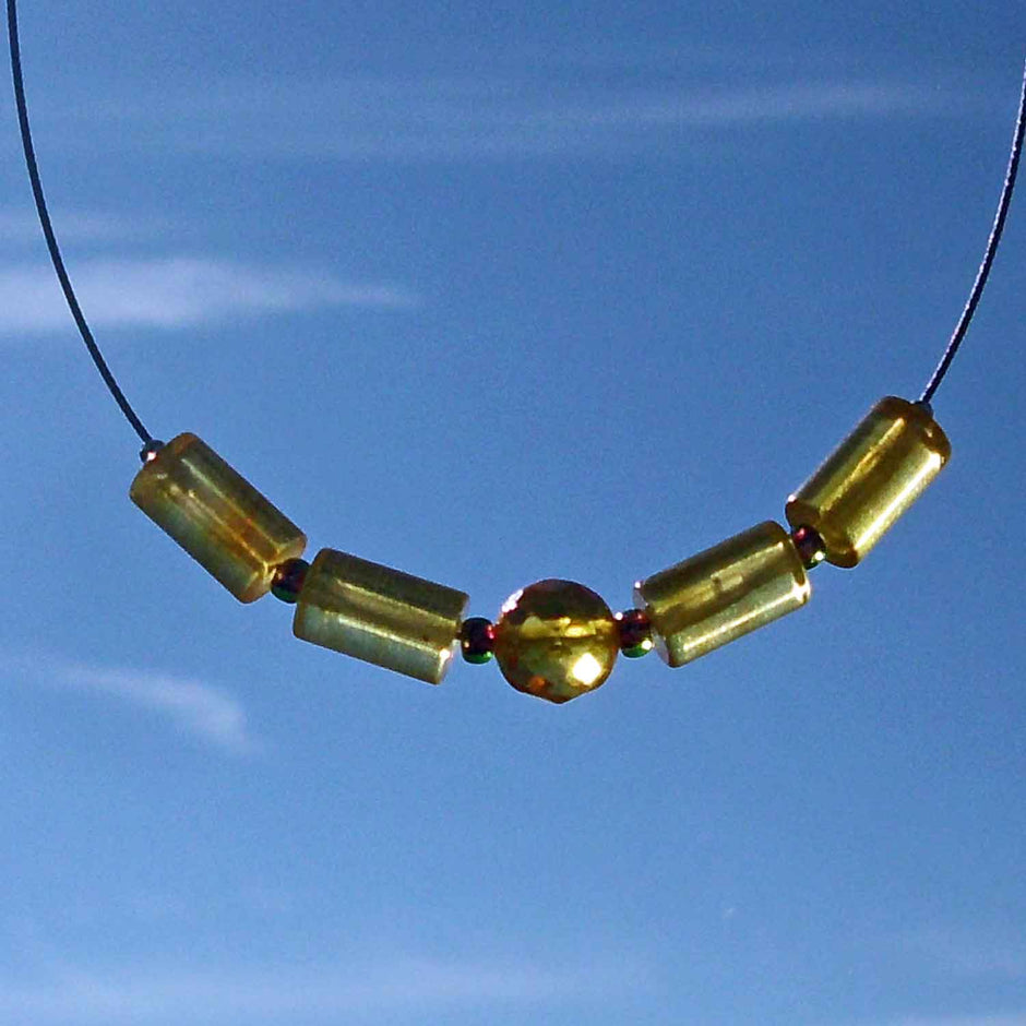 Elegantes Drahtcollier mit Bernsteinen und Glasperlen