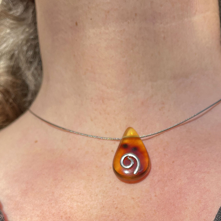 Schickes Collier mit einem Bernstein und einer Spirale aus Silber (925)