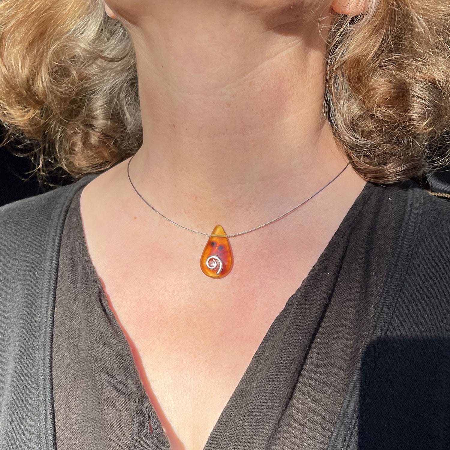 Schickes Collier mit einem Bernstein und einer Spirale aus Silber (925)
