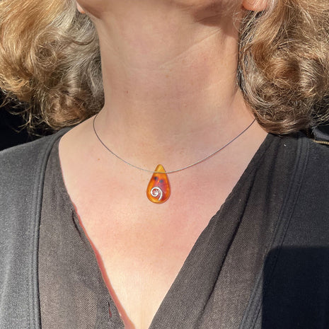 Schickes Collier mit einem Bernstein und einer Spirale aus Silber (925)